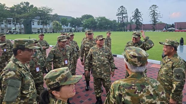 Presiden Prabowo Subianto dan para Menteri Kabinet Merah Putih menjalani kegiatan di Akademi Militer di Lembah Gunung Tidar, Magelang, Jumat (25/10).