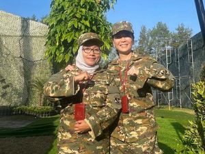 Gaya Arifatul dan Veronica Tan Salam Komando Pakai Seragam Komcad Gaya Arifatul dan Veronica Tan Salam Komando Pakai Seragam Komcad