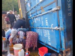 Video: Warga Berebut Minyak Goreng Tumpah dari Truk Terbalik di Makassar