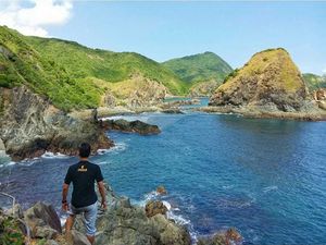Melihat Keindahan Batu Karang Kryptonite di Pantai Semeti Lombok Tengah