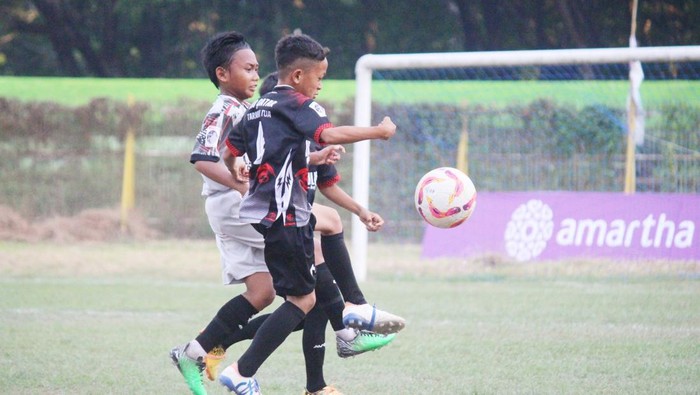 Piala Soeratin U-13 2024 sudah mulai bergulir di berbagai daerah di Indonesia. Teranyar, kegiatan tersebut resmi digelar di Sulawesi Barat dengan titel Amartha Soeratin U-13 2024 Sulawesi Barat.