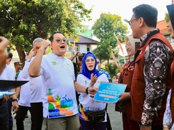 PKH Plus untuk 102 Lansia Surabaya Diserahkan PJ Gubernur Jatim