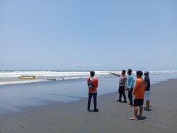 Banana Boat Auditor KPK dan KKP Terbalik di Pantai Tembles