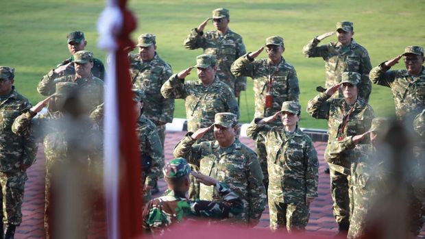 Presiden Indonesia Prabowo Subianto menghadiri sesi pemanasan selama retreat dengan menteri kabinet yang baru dilantik di Akademi Militer di Magelang, Jumat (25/10/2024).