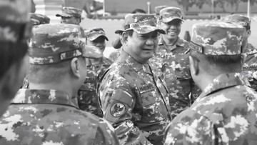 Prabowo Berbalut Hitam Putih, Misteri di Balik Retreat Kabinet Merah Putih Terungkap