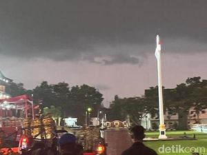 Momen Prabowo-Para Menko Cek Pasukan Parade Senja Akmil di Tengah Hujan