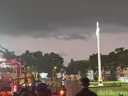 Video Momen Prabowo Hujan-hujanan saat Retret Menteri di Akmil Magelang