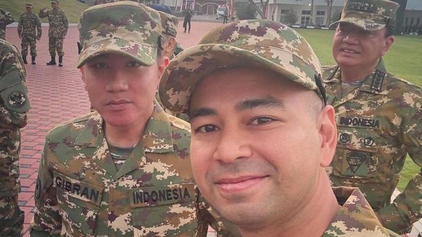 Tangan Bak Tongsis, Wefie Bareng Ala Raffi Ahmad saat Retreat di Akmil Magelang