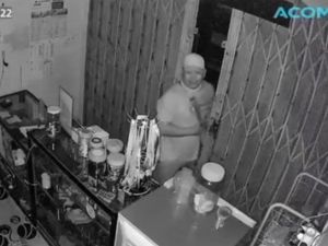 Kawanan Perampok Agen Bank Bersenpi di Mura Terekam CCTV, Pelaku Diburu Polisi Kawanan Perampok Agen Bank Bersenpi di Mura Terekam CCTV, Pelaku Diburu Polisi
