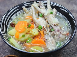 Resep Sup Ceker Ayam dan Sayuran, Berkuah Kaldu Bening dan Segar