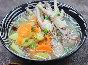 Resep Sup Ceker Ayam dan Sayuran, Berkuah Kaldu Bening dan Segar Resep Sup Ceker Ayam dan Sayuran, Berkuah Kaldu Bening dan Segar