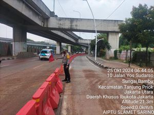 Awas Licin! Ada Material Tanah Basah di Jalan Yos Sudarso Jakut Awas Licin! Ada Material Tanah Basah di Jalan Yos Sudarso Jakut