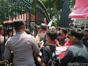 Demo di Kantor Bupati Pati, Massa Minta Pengisian Perangkat Desa Transparan