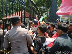 Demo di Kantor Bupati Pati, Massa Minta Pengisian Perangkat Desa Transparan