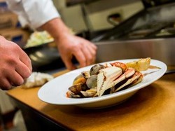 Tak Terima Makanannya Dikritik, Chef Ini Serang Turis Lansia di Restorannya