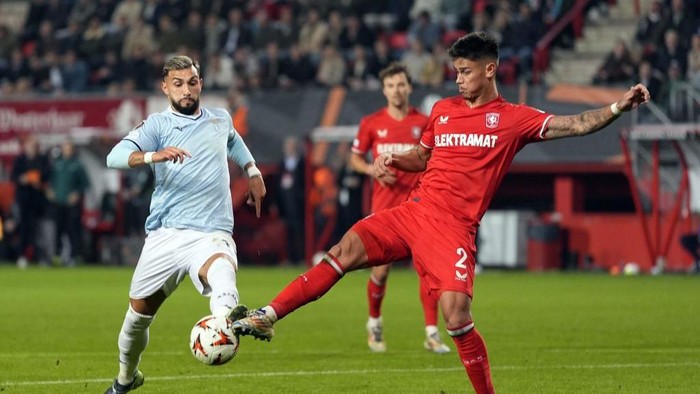 ENSCHEDE - (l-r) Taty Castellanos of SS Lazio, Mees Hilgers of FC Twente during the UEFA Europa League match between FC Twente and S.S Lazio Roma at Stadion De Grolsch Veste on Oct. 24, 2024 in Enschede, Netherlands. ANP TOBIAS KLEUVER (Photo by ANP via Getty Images)