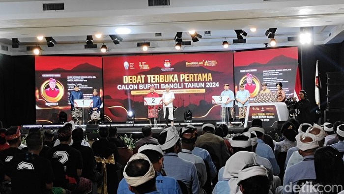 Tiga paslon beradu pemikiran di debat perdana Pilbup Bangli 2024, Kamis (24/10/2024). Tiga paslon beradu pemikiran di debat perdana Pilbup Bangli 2024, Kamis (24/10/2024).