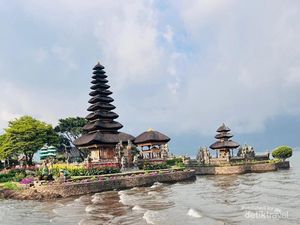 Pura Air Terbesar Bali di Tengah Danau Suci Baratan Pura Air Terbesar Bali di Tengah Danau Suci Baratan