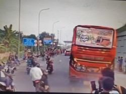 Viral Warga Heboh Nonton Bus Telolet Ugal-ugalan di Exit Tol Sawangan