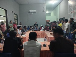 Warga Geruduk Kantor Bawaslu Dompu Desak Swastari Haz Mundur