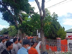 Warga Geruduk Kantor Bawaslu Dompu gegara Postingan Ketua