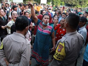 Warga Tolak 153 Imigran Rohingya yang Mendarat di Deli Serdang Warga Tolak 153 Imigran Rohingya yang Mendarat di Deli Serdang