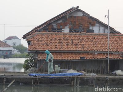 Aktivitas Warga di Desa Mayangan yang Ditelan Laut Jawa