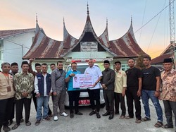 Andre Rosiade Serahkan Ambulans ke Korban Erupsi Gunung Marapi di Agam