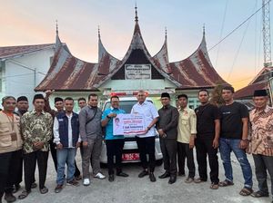 Andre Rosiade Serahkan Ambulans ke Korban Erupsi Gunung Marapi di Agam Andre Rosiade Serahkan Ambulans ke Korban Erupsi Gunung Marapi di Agam
