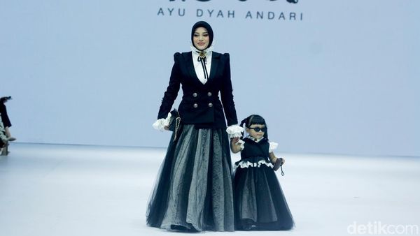 8 Potret Aurel Hermansyah Makin Langsing, Gandeng Ameena Jadi Model di JFW