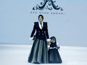8 Potret Aurel Hermansyah Makin Langsing, Gandeng Ameena Jadi Model di JFW 8 Potret Aurel Hermansyah Makin Langsing, Gandeng Ameena Jadi Model di JFW