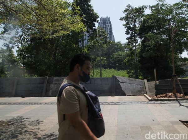 Bahayakan Pejalan Kaki, Tembok Pembatas Trotoar Sudirman Nyaris Ambruk