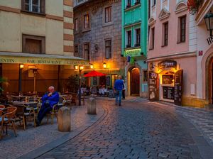Resah Turis Berisik, Praha Larang Turis Tur Pub dan Kelab Malam Resah Turis Berisik, Praha Larang Turis Tur Pub dan Kelab Malam
