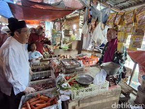 Cawagub Suswono Dicurhati Pedagang Pasar Soal Daya Beli Warga Menurun Cawagub Suswono Dicurhati Pedagang Pasar Soal Daya Beli Warga Menurun