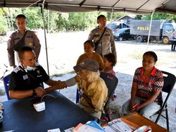 Polisi-TNI Distribusi Makanan-Tim Medis ke Wilayah Bentrok di Flores Timur