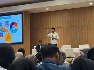 Emil Dardak Paparkan Capaian Nyata Pemprov Jatim ke Mahasiswa di Unair