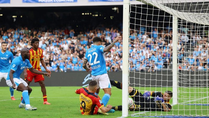 NAPLES, ITALY - OCTOBER 26: Giovanni Di Lorenzo of Napoli scores his sides first goal during the Serie A match between Napoli and Lecce at Stadio Diego Armando Maradona on October 26, 2024 in Naples, Italy. (Photo by Francesco Pecoraro/Getty Images)