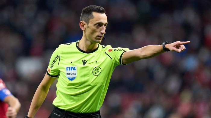 MADRID, SPAIN - NOVEMBER 20: Referee José María Sánchez Martínez gestures during the La Liga Santander match between Club Atletico de Madrid and CA Osasuna at Estadio Wanda Metropolitano on November 20, 2021 in Madrid, Spain. (Photo by Angel Martinez/Getty Images)