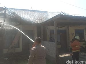 Dua Unit Asrama Brimob Gilimanuk Terbakar Dua Unit Asrama Brimob Gilimanuk Terbakar