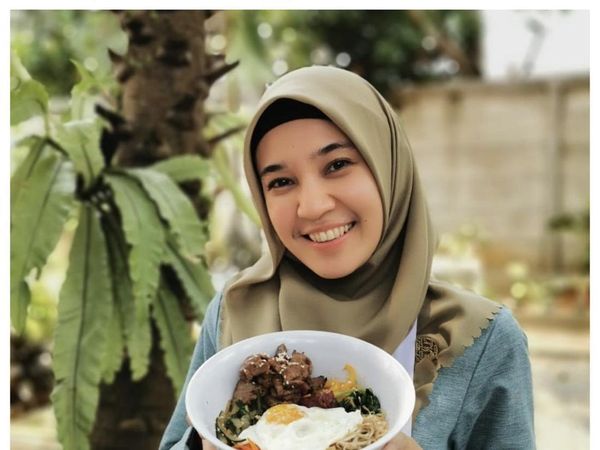 Keseruan Dhini Aminarti Saat Makan Bareng Suami hingga Masak