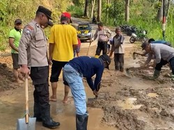 Jalur Antarkecamatan di Trenggalek Tertimbun Longsor Dipicu Pipa PDAM Jebol