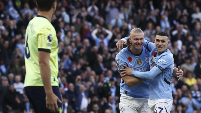 Manchester Citys Erling Haaland, second right, celebrates with Manchester Citys Phil Foden after scoring his sides opening goal during the English Premier League soccer match between Manchester City and Southampton at the Etihad Stadium in Manchester, England, Saturday, Oct. 26, 2024. (AP Photo/Darren Staples)