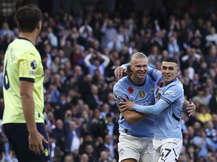 Manchester City's Erling Haaland, second right, celebrates with Manchester City's Phil Foden after scoring his side's opening goal during the English Premier League soccer match between Manchester City and Southampton at the Etihad Stadium in Manchester, England, Saturday, Oct. 26, 2024. (AP Photo/Darren Staples)