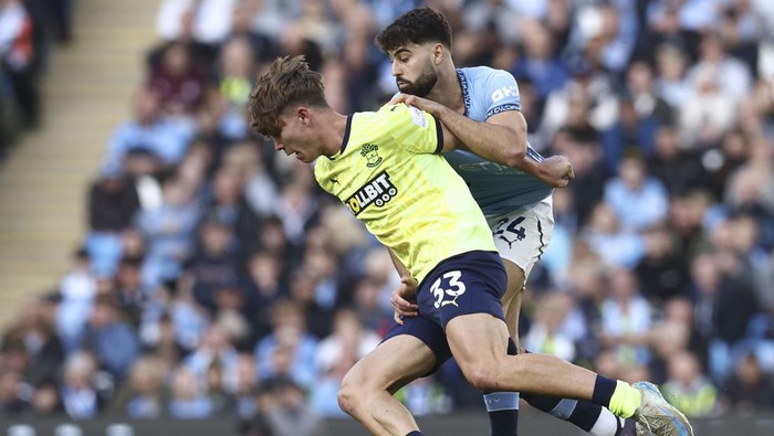 Southamptons Tyler Dibling, front, duels for the ball with Manchester Citys Josko Gvardiol during the English Premier League soccer match between Manchester City and Southampton at the Etihad Stadium in Manchester, England, Saturday, Oct. 26, 2024. (AP Photo/Darren Staples)