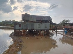 29 Rumah-1 Masjid di Maros Rusak Diterjang Angin Kencang