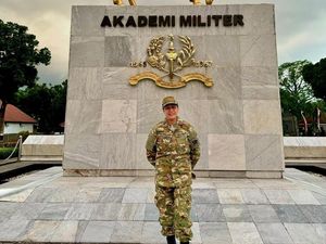 Sri Mulyani Berseragam Loreng & Foto Depan Patung Jenderal Soedirman