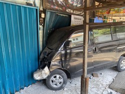Viral Minibus Ringsek Usai Tabrak Kios di Bogor