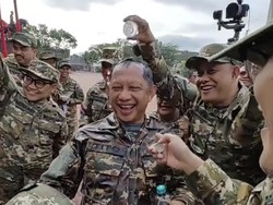 Diguyur Air, Mendagri Tito Dapat Kejutan Ultah di Retreat Magelang