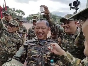 Diguyur Air, Mendagri Tito Dapat Kejutan Ultah di Retreat Magelang Diguyur Air, Mendagri Tito Dapat Kejutan Ultah di Retreat Magelang