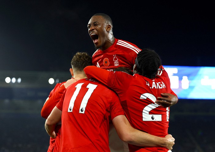 Soccer Football - Premier League - Leicester City v Nottingham Forest - King Power Stadium, Leicester, Britain - October 25, 2024 Nottingham Forests Chris Wood celebrates scoring their third goal with Anthony Elanga and Callum Hudson-Odoi REUTERS/Molly Darlington EDITORIAL USE ONLY. NO USE WITH UNAUTHORIZED AUDIO, VIDEO, DATA, FIXTURE LISTS, CLUB/LEAGUE LOGOS OR LIVE SERVICES. ONLINE IN-MATCH USE LIMITED TO 120 IMAGES, NO VIDEO EMULATION. NO USE IN BETTING, GAMES OR SINGLE CLUB/LEAGUE/PLAYER PUBLICATIONS. PLEASE CONTACT YOUR ACCOUNT REPRESENTATIVE FOR FURTHER DETAILS..